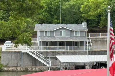 Image de Spectacular 3-bdrm/3-bath lakefront house on 39mm, private dock & boat slip! !
