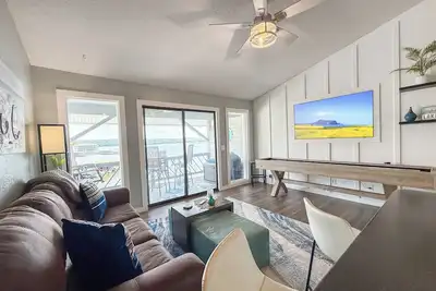 Image de Lakeside Shuffle-Modern-Incredible Lake Views-Covered Patio-Relax & Play