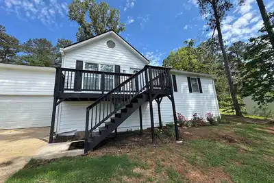 Image de Charming 3-bedroom house with WiFi and Ac in Auburn. Complete with a fire pit!