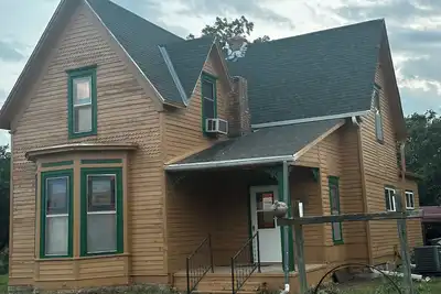 Image de 110 year old Renovated farm house in the heart of Cawcker city
