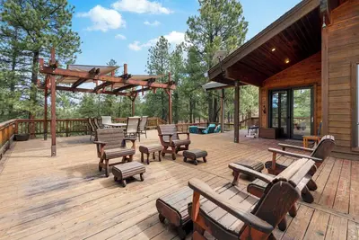Image de Spacious 4 Bedroom · Epic Deck + Views