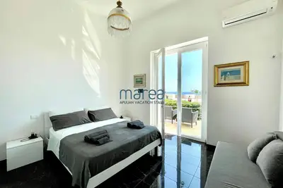Image de Maison dans villa avec véranda face à la mer