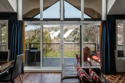 Image de Spacieux condo 3 chambres - Ski in Ski out St Sau!