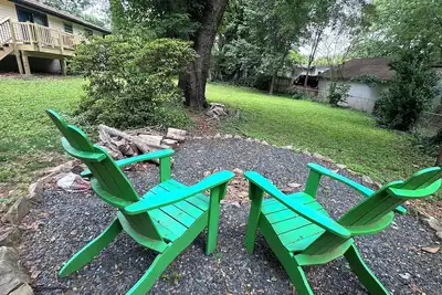 Image de The Gallery Nextdoor - 2 bedroom ranch home with fenced yard