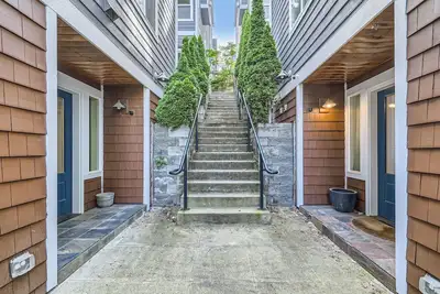 Image de Stylish Urban Townhome with Inspiring Eastern View