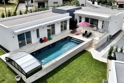 House in the center of Tondela with garden, orchard and private pool.