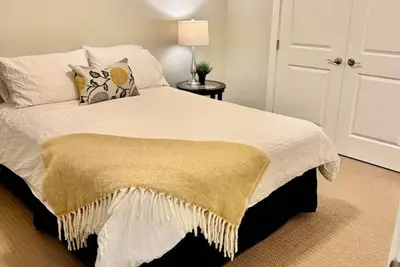Image de Spacious & Central One Bedroom Apt in Fernwood - 10 min walk to Royal Jubilee!