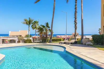 Image de Stylish 2-Bedroom Condo with Ocean Views | Walk to Town | Pool & Bbq Area