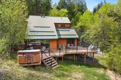 Image de Evergreen Escape | Hot Tub | Tucked in the Woods