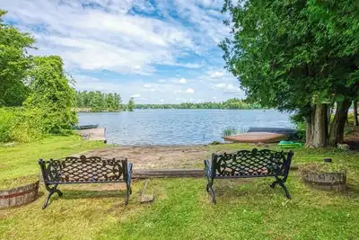 Image de 4-Br Luxurious Lake-house.