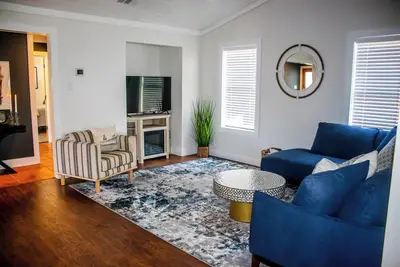 Image de 5-min to downtown Marble Falls, cute house on Lake Marble Falls