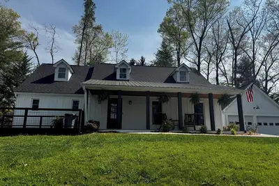 Image de Charming 4-bedroom house with privacy and mountain top view.