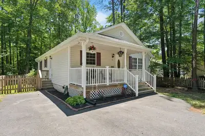 Image de Colonial Beach Living and Loving! WiFi, streamTV, 2 Full Baths. Clean & New! !