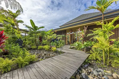 Image de Elevated Luxury- Over the Top Jungle Elegance Overlooking Whale's Tail