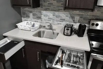 Image de A cozy one bedroom suite located in the peaceful neighborhood of Evergreen.
