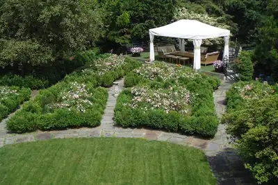 Image de Summer, Furnished: Central Westport Estate, 60' pool: 2 mins to beach/town/train
