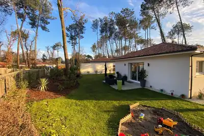 Image de Maison neuve, 10min en vélo de l’océan dans lotissement résidentiel avec piscine