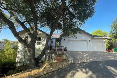 Image de Modern Lakehall Retreat: Sauna, Chef Kitchen, Walk to Folsom Lake.