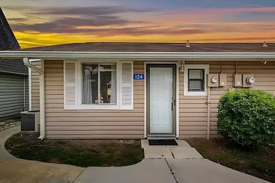 Image de 2 Br/2 bath Clermont cottage w/ Heated Olympic Pool/basketball/lake access