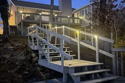 Image de Beautiful Water Front Homes With Lake/ Dock Access