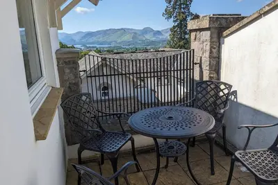 Spacious house, high in the hills, stunning views, on-site indoor pool, bar, gym