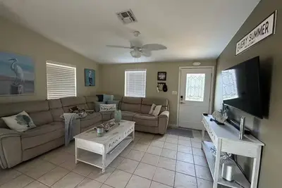 Image de 3/2 waterfront home w/54ft dock near Key West