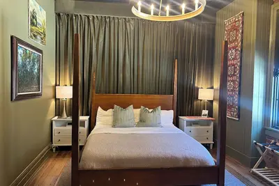 Image de Dixon Suite at Remedies Inn Boutique Hotel. Private room, bath and kitchenette.