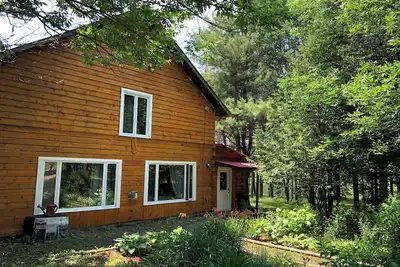 Image de Extra-large 4, 000 sq ft woodland retreat with authentic wood-fired sauna