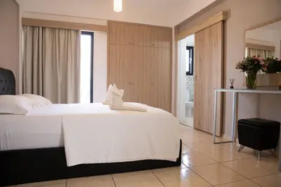Image de Affordable Self-Contained Suites Steps from the Beach in Central Paphos