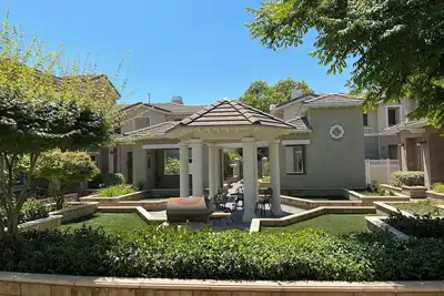 Image de Charming and Spacious 2b + 2. 5 Bath Townhome