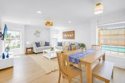 Image de The Village Breeze 6br with heated Pool, near Beach, 250ft to Siesta Key Village!