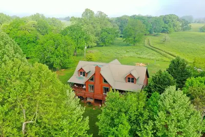 Image de Elk Creek Cabin - 3600 sq ft, 6 acres, end of road easy access, private