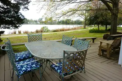 Image de Waterfront! New listing! Idyllic chalet in amenity rich community.