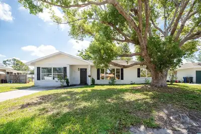 Image de \"Sun and Beach Cottage\" 4br Sleeps 14! With Pool!
