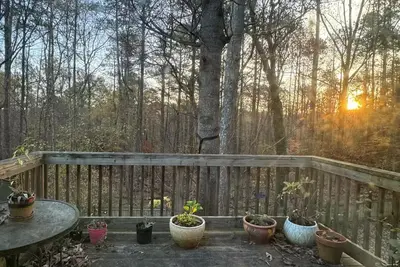 Image de Cozy 3 bedroom 2 bath home with wooded deck view, fenced yard, allows pets!