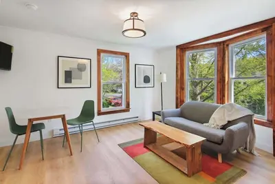Ny Suite | Downtown walk to Commons | Free Parking