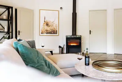Image de 2 bedroom charming timber yurt