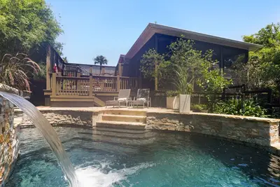 Image de Brand new Pool! 3 bd/2bath. . 2 blocks to beach and town!