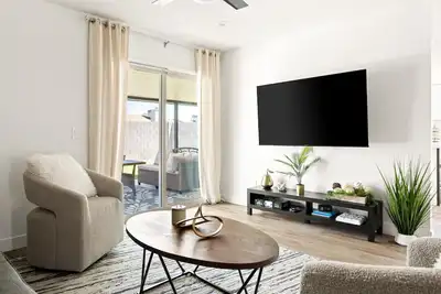 Image de Serenity Springs: Poolside Chandler Retreat