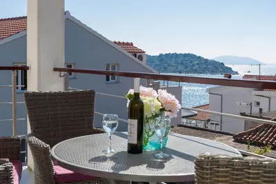 Image de Appartement de deux chambres avec la terrasse et la vue sur le mer Tribunj, Vodice (A-24102-a)