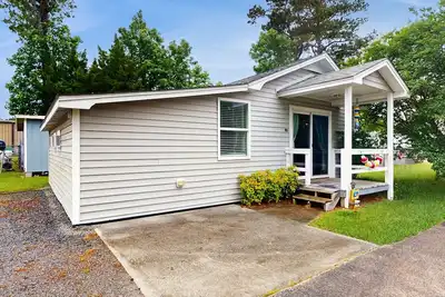 Image de Soundfront Cottage with fish cleaning station & gas grill - boat slip included