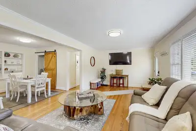 Image de Coastal home with private patio and close to beach attractions