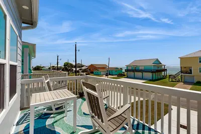Image de Coastal home with stunning view of the bay and outdoor cooking area