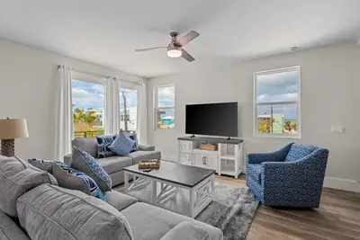 Image de Brand new luxury duplex w/ private pool, roof top decking, w/ds, & gulf views