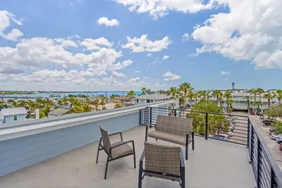 Image de Brand new duplex w/ shared pool & private rooftop deck, w/d, & steps to the gulf