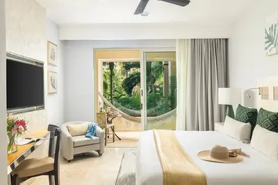Image de 2 Bedroom Cancun Resort Rental – Beach, Pools, All-Inclusive Optional