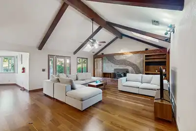 Image de Beautiful Home on 2 Acres w/Expansive Deck, Wood-Burning Stove & A/C