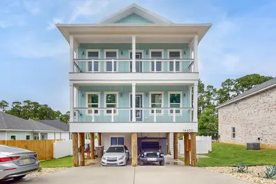 Image de Gorgeous coastal home with private pool and close to beach and golf privileges