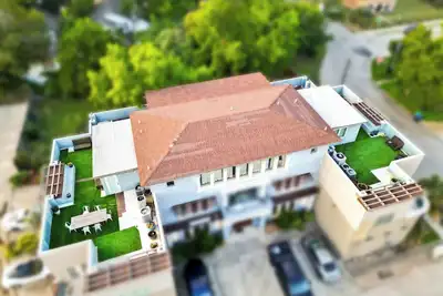 Image de Patio Roof-top with downtown-views & chefs kitchen