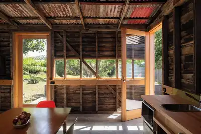 Image de Unique private accessible guestsuite architect designed urban cabin, Launceston.